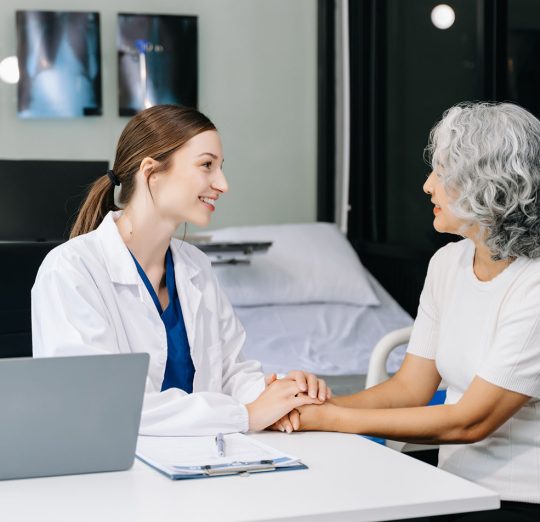 Doctora y Paciente mujer 2